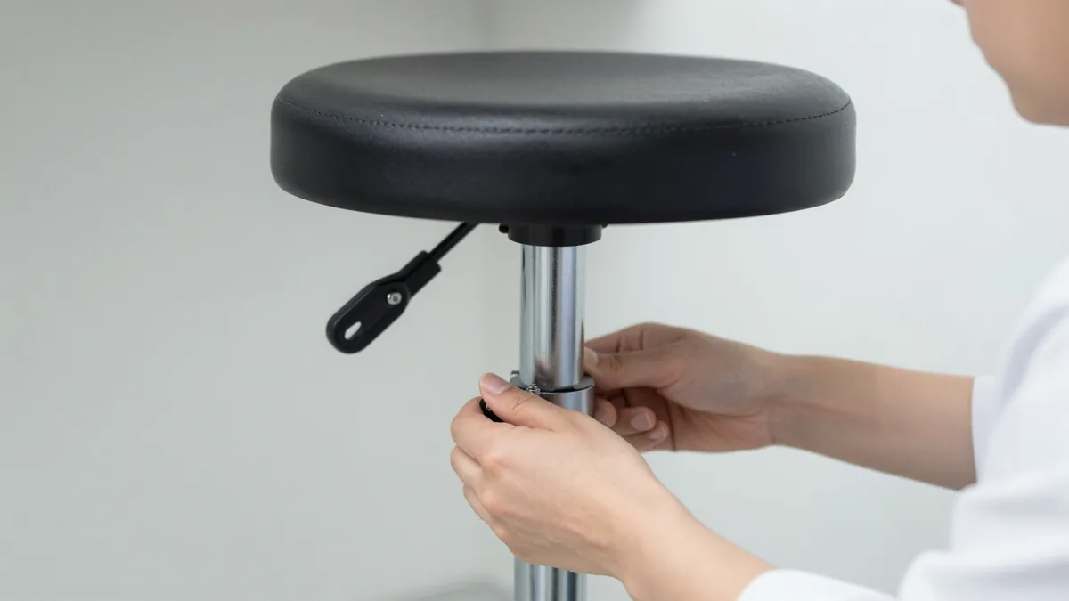 Adjusting the hydraulic height lever of a saddle stool